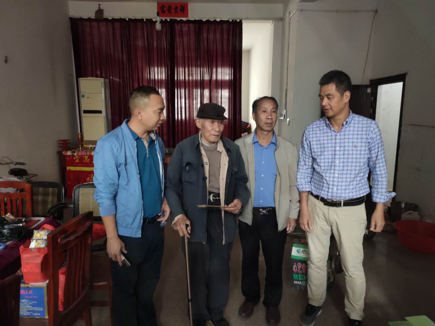 连江县关工委精准关爱护苗行动领导小组到晓澳镇慰问困难儿童家庭